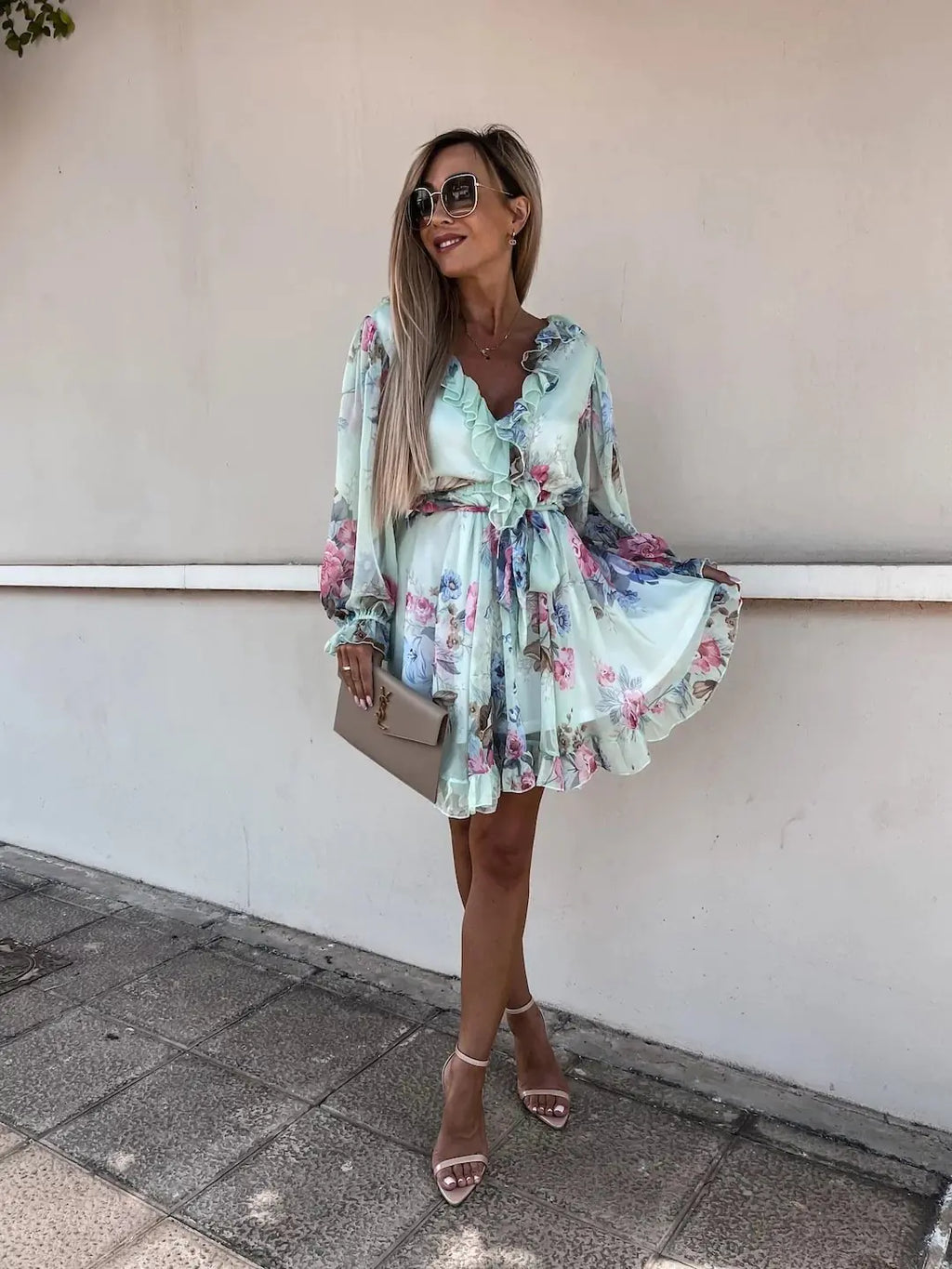 Vestido de manga larga con cuello en V y cintura ajustada