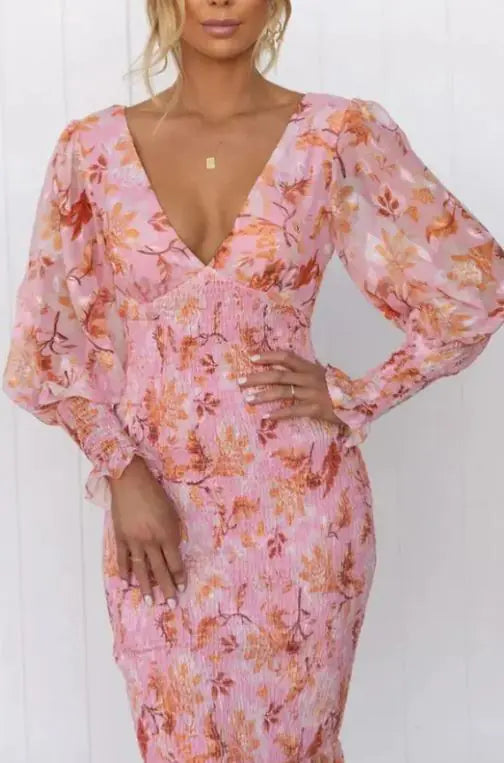 Vestido con falda con volantes, estampado, escote en V y manga larga con cintura elástica