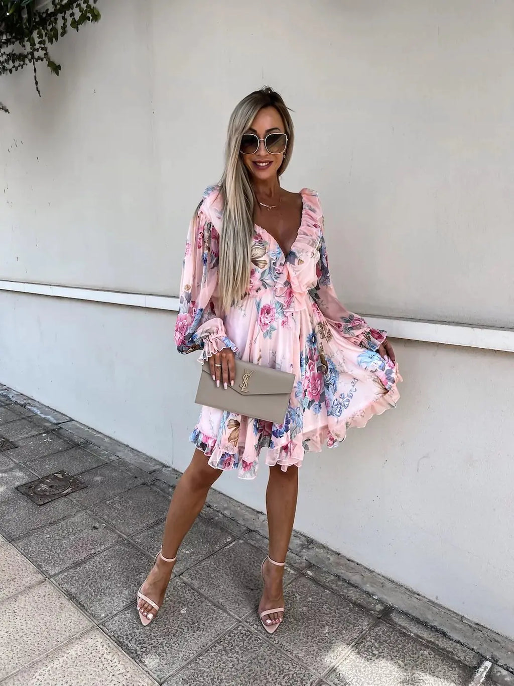 Vestido de manga larga con cuello en V y cintura ajustada